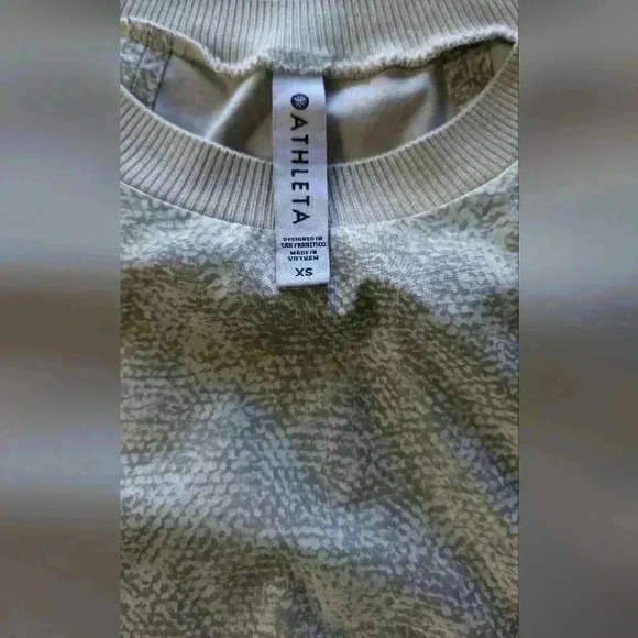 ATHLETA Zephyr Refined Crew Neck Tank Cream & Olive Snake Print Top Size XS - Picture 8 of 8